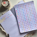 Hojita de stickers Alfabeto bolitas colores