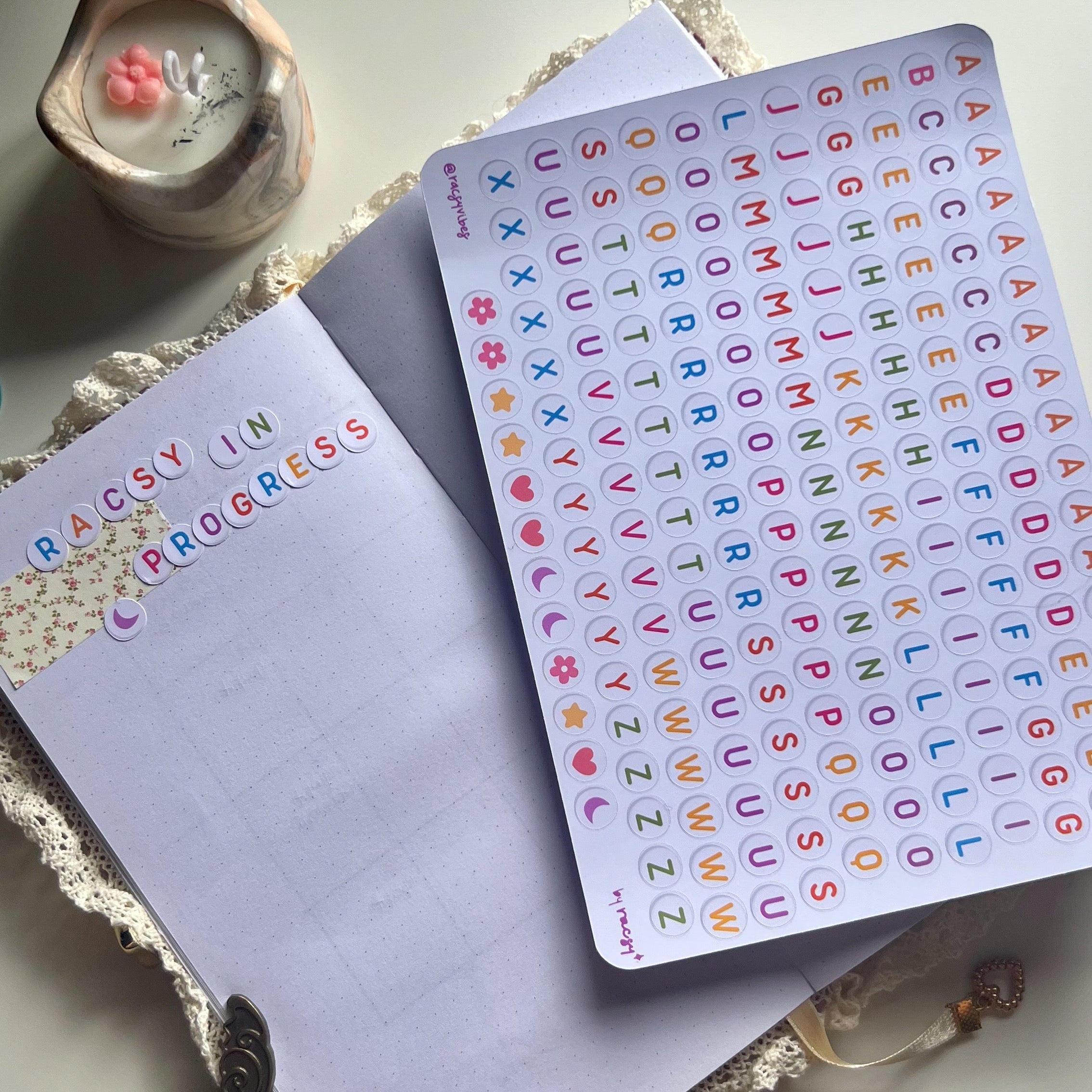 Hojita de stickers Alfabeto bolitas colores
